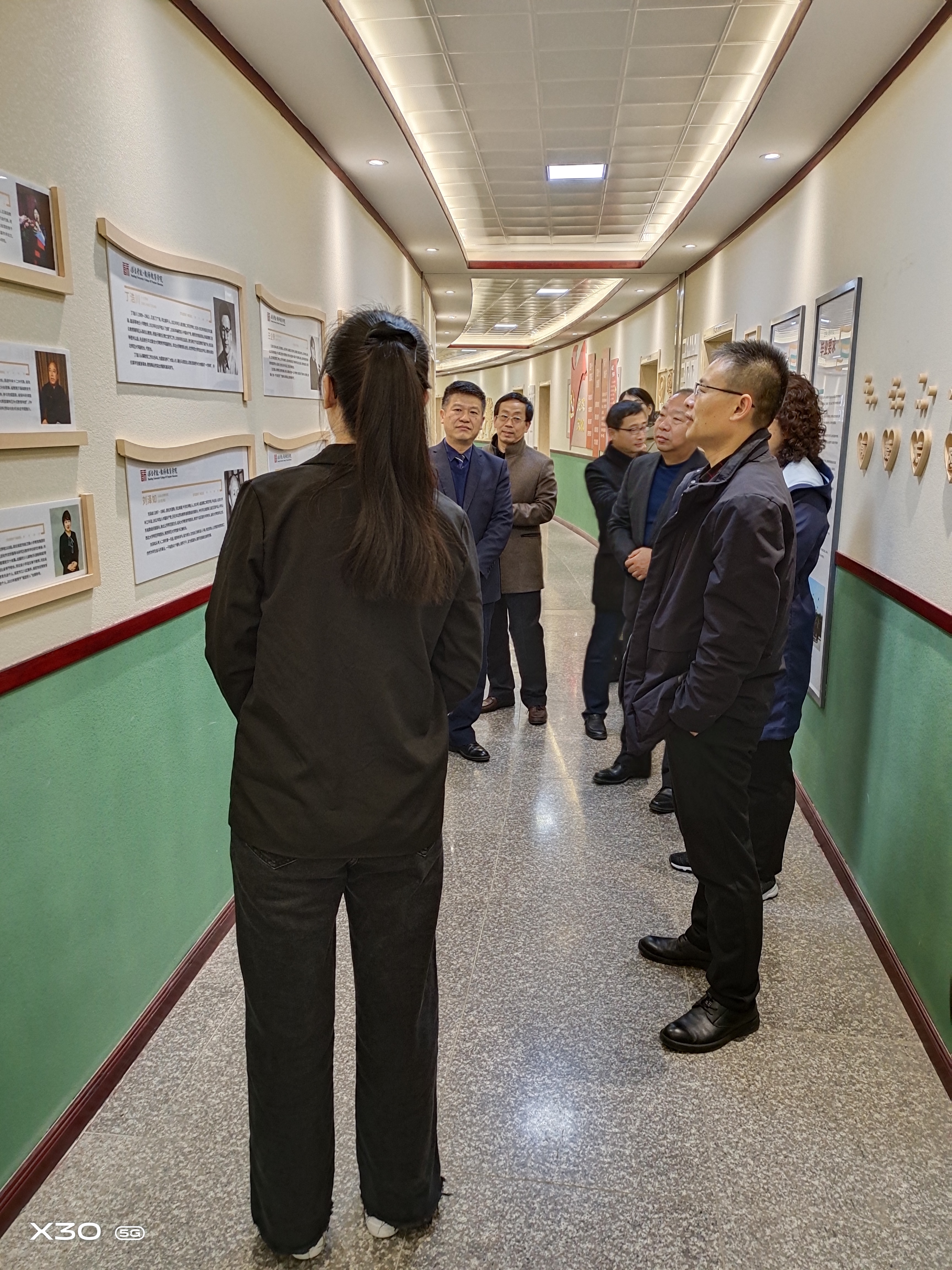 雷竞技RAYBET考察组参观保定公司教师雷竞技RAYBET廊道环创.jpg